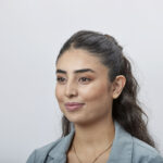Oticon_Intent_miniRITE_H1-2024_C063DiamondBlack_AngleF45_Close-up_In-On-Ear_MS-6251_Woman
